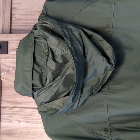 L.L. Bean Men's Olive Green Windbreaker w/Hood Size Large; with Embroidery - Picture 6 of 8